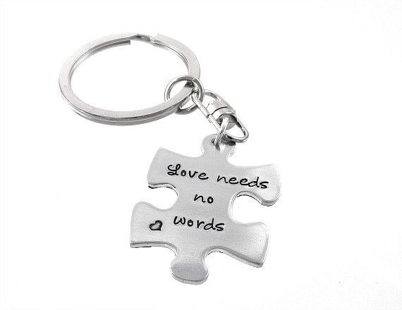 Autismus Bewusstsein Schlüsselanhänger - Liebe Braucht Keine Worte Personalisierte Hand Gestempelt Schmuck von SilverImpressions