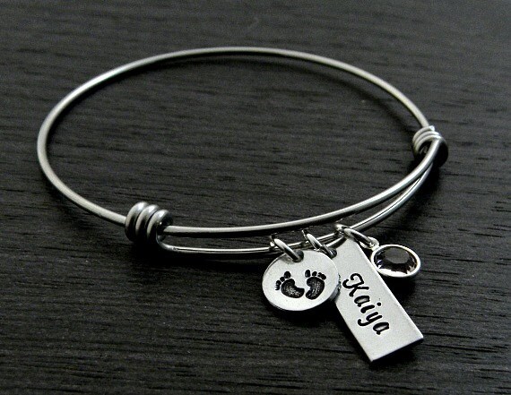 Charm Armband - Neue Mama Hand Gestempelt Draht Armreif Personalisierte Baby Füße Schmuck von SilverImpressions