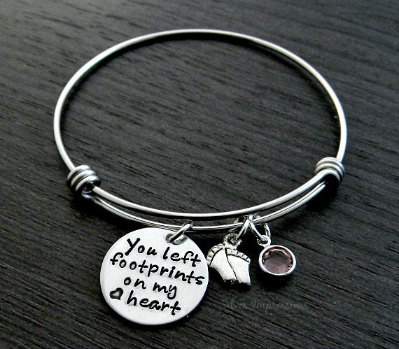 Charm Armband - Sie Links Fußabdrücke Auf Meinem Herzen Fehlgeburt Säugling Verlust Schmuck Hand Gestempelt Draht Armreif von SilverImpressions