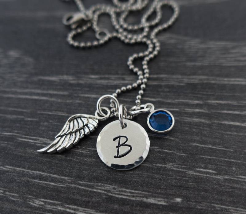 Erinnerungskette - Initial Halskette/Erinnerungsschmuck Engelsflügel Verlust Eines Geliebten Menschen Armband Handgestempelter Schmuck von SilverImpressions
