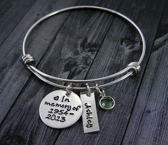 In Liebevoller Erinnerung Draht Armreif - in An Armband Hand Gestempelt von SilverImpressions