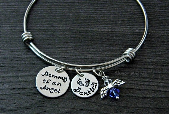 Mama Eines Engels - Draht Armreif Fehlgeburt Säugling Verlust Schmuck Engel Armband Personalisiert Von Hand Gestempelt von SilverImpressions