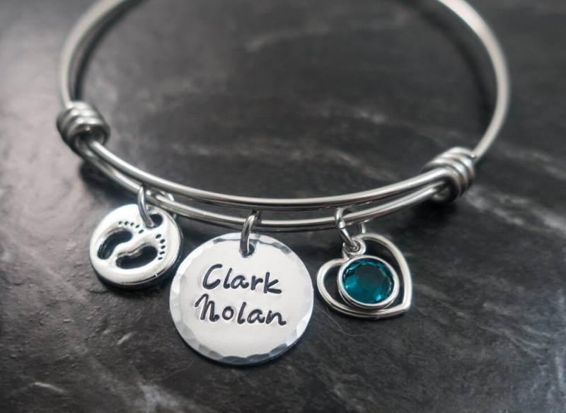 Personalisierte Mama Armreif - Bettelarmband Mutter Armband Neue Baby Shower Geschenk Füße Geburtsstein von SilverImpressions