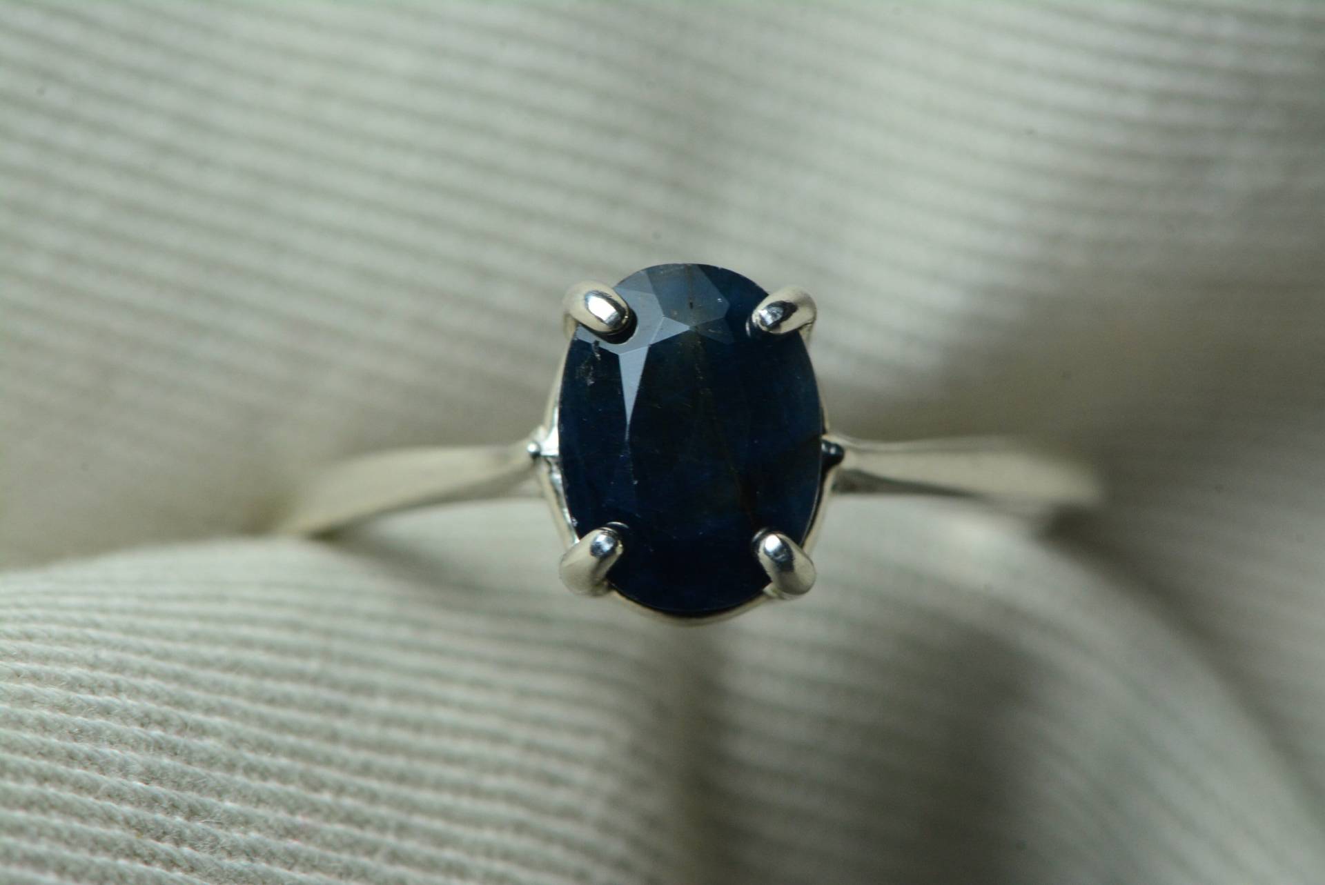 Zertifizierter Mitternachtsblauer Saphir Ring 2.05 Karat Sterling Silber Solitär Natur Echter September Geburtsstein Schmuck Verkauf Sr20 von SilverJewelery