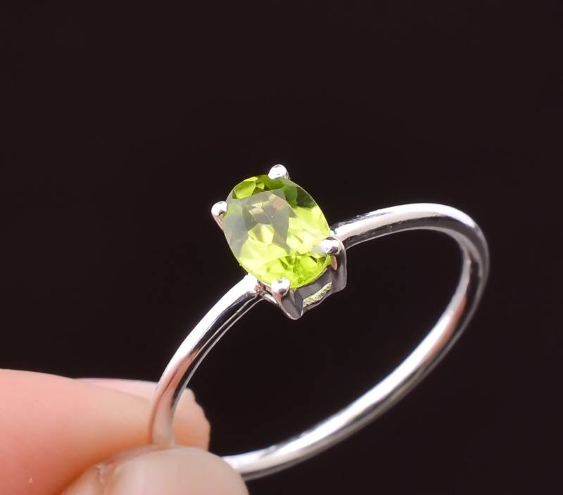 Oval Peridot Ring Handgefertigtes 925 Sterling Silber, August Geburtsstein von SilverJewelryking