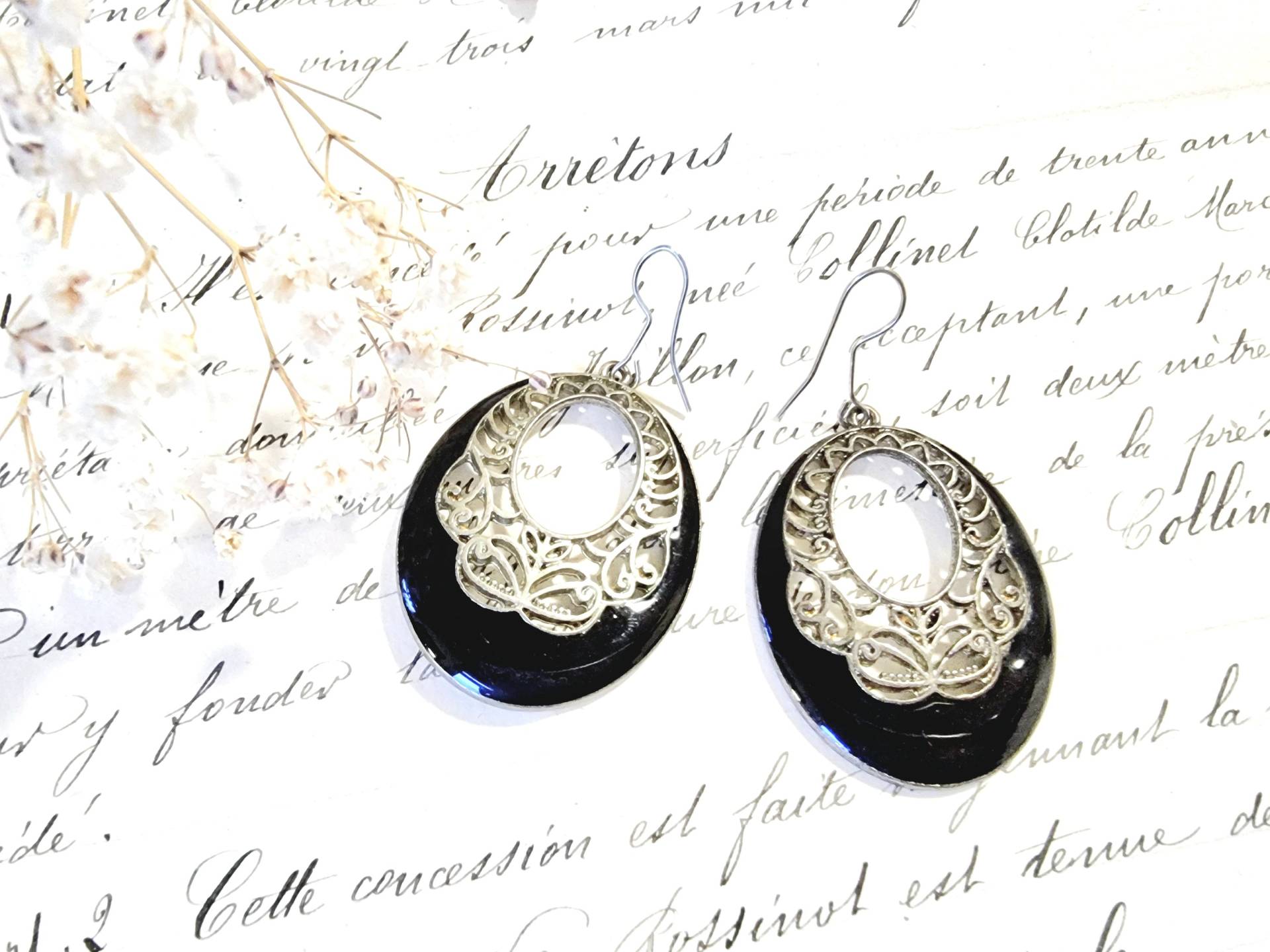 80Er Jahre Emaille Ohrringe, Ohrhänger Schwarz Silber-Farben Oval, Ohrhaken Im Jugendstil Art Nouveau Deco, Ranken Verzierung, Boho 80S Mode von SilverLakeHouse