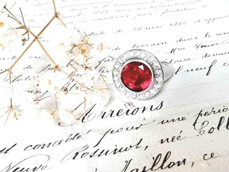 90Er Jahre Statement Strassring Rot Klar, Multistein Ring Groß Rund, Cocktailring Silber-Farben, Boho Glamour Millennium Y2K Mode Accessoire von SilverLakeHouse