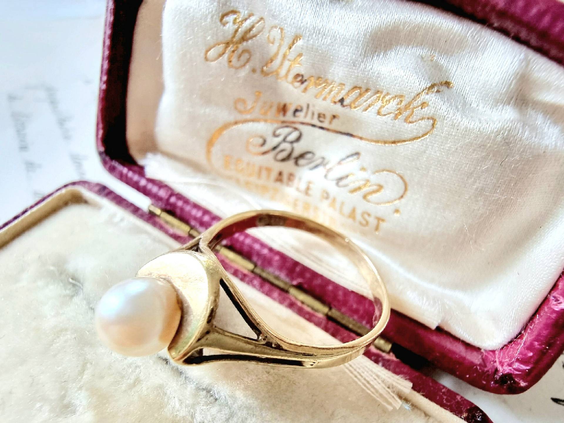 Art Deco 333 Goldring Mit Perle, Eleganter Perlenring 8K Gold, Modernist Ring Ausdrucksstark Krone Gefaltet, Antikschmuck, Antik Goldschmuck von SilverLakeHouse