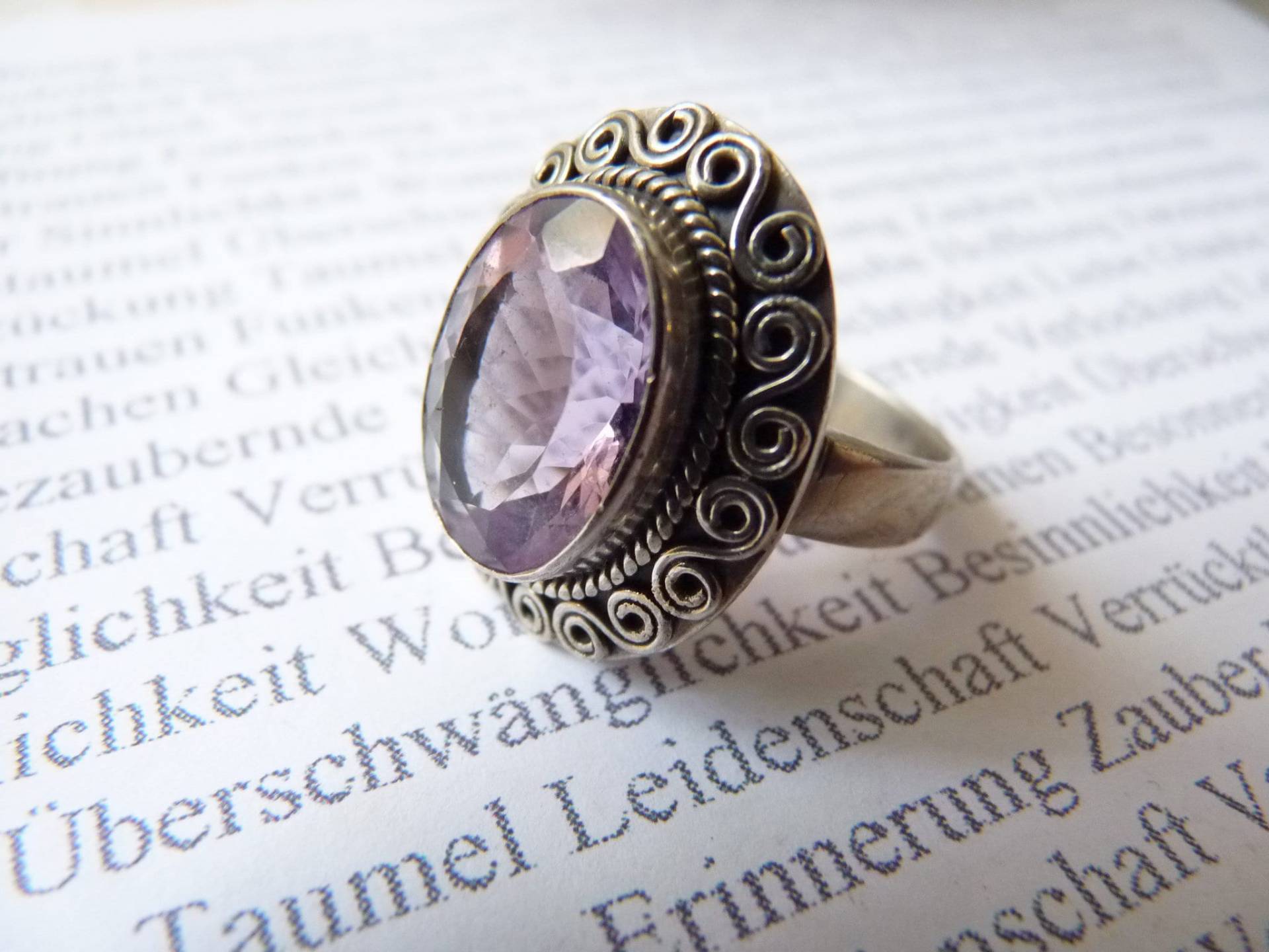 Art Deco Silber-Ring 925 Amethyst, Oval Lila Großer Stein, Vintage Sterling Fingerring, Verziert Spiralen, Opulent, Boho Mid-Century Modern von SilverLakeHouse