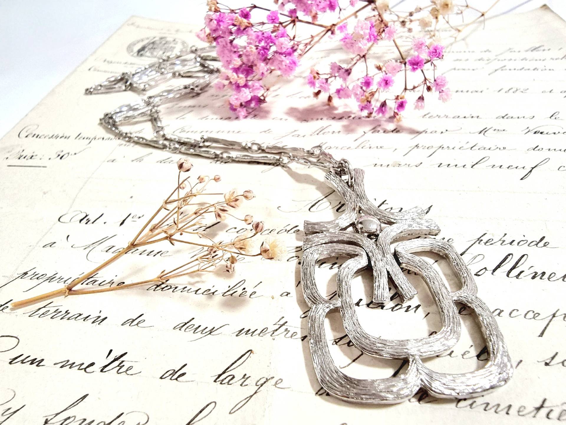 Avon Mid-Century Modernist Halskette, Silber-Farben Brutalist Design, Amulett Kette Fein Geriffelt, Vintage Schmuck 60S 70S Boho Avantgarde von SilverLakeHouse