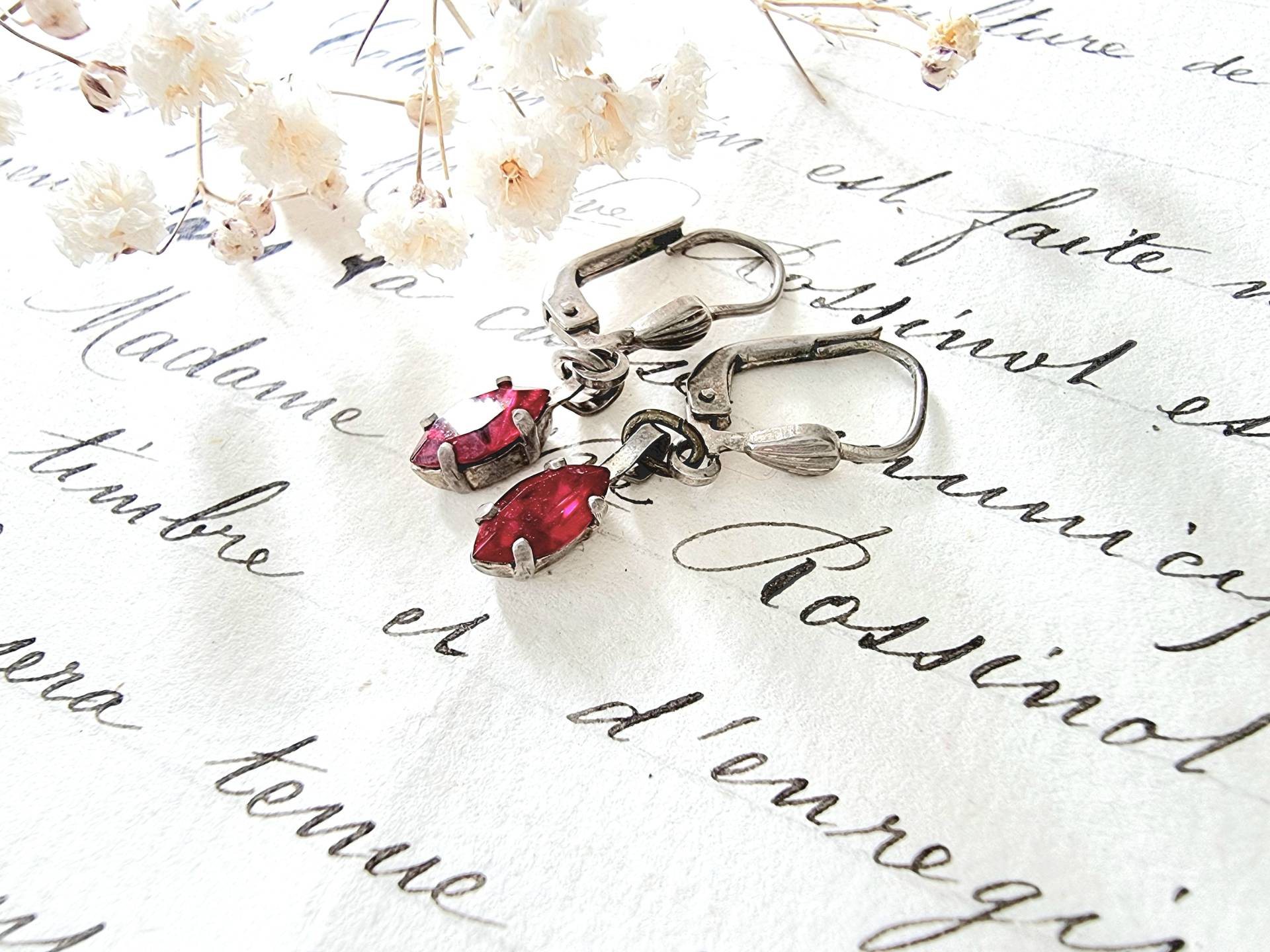 Feminine Alte Navette Ohrhänger Im Jugendstil, Ohrringe Rote Farbsteine Oval Silberfarben, Zierliche Kleine Ohrhaken, Geschenk Konfirmation von SilverLakeHouse