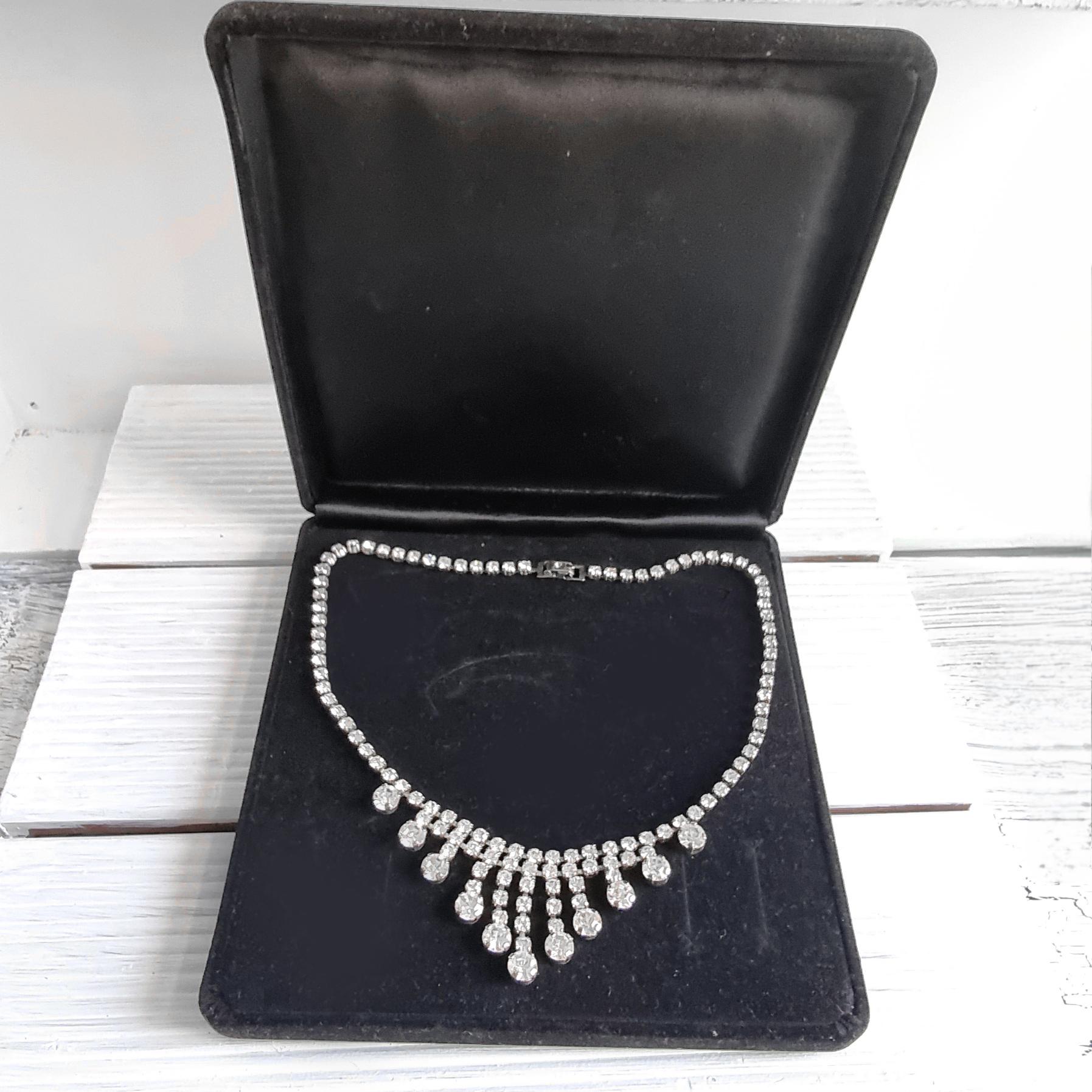 Große Vintage Samtschatulle Schwarz Für Collier Edle Geschenkverpackung Schmuck Schatulle Präsent Samt Quadratisch Elegant Schmuckschatulle von SilverLakeHouse