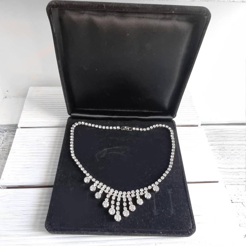 Große Vintage Samtschatulle Schwarz Für Collier Edle Geschenkverpackung Schmuck Schatulle Präsent Samt Quadratisch Elegant Schmuckschatulle von SilverLakeHouse