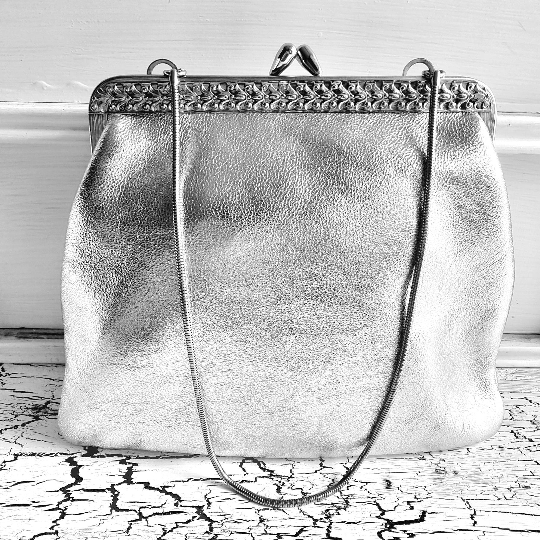 Schlichte Mid-Century Leder Handtasche Silberfarben Metallrahmen Elegante Abendtasche Clutch Kette Moderner Boho Chic Glamour von SilverLakeHouse