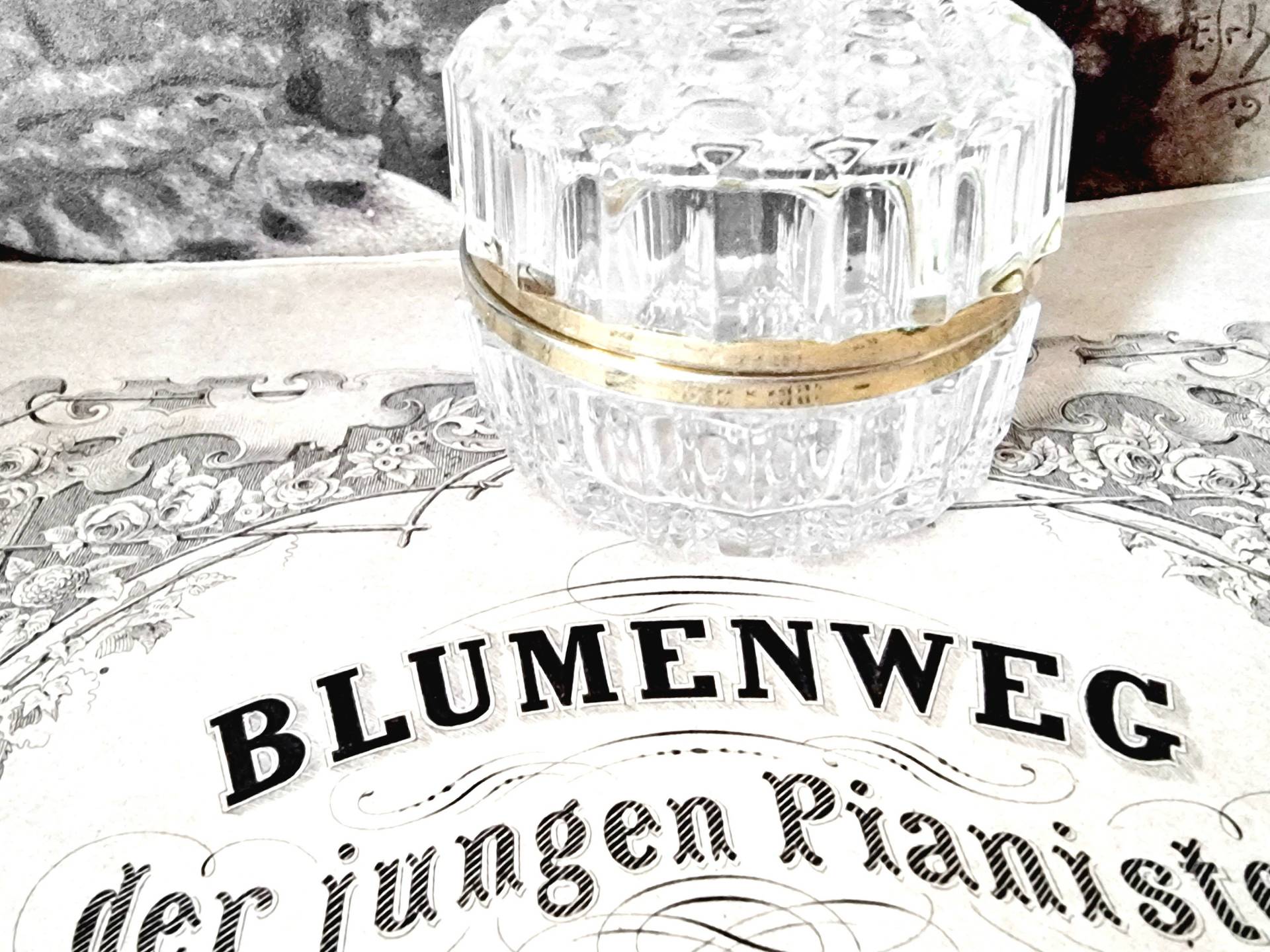 Vintage Schmuckdose Antik Biedermeier Stil Art Deco, Gesteineltes Glas Optik, Elegante Boudoir Aufbewahrung, Dose Bonbonniere Schmuckschale von SilverLakeHouse