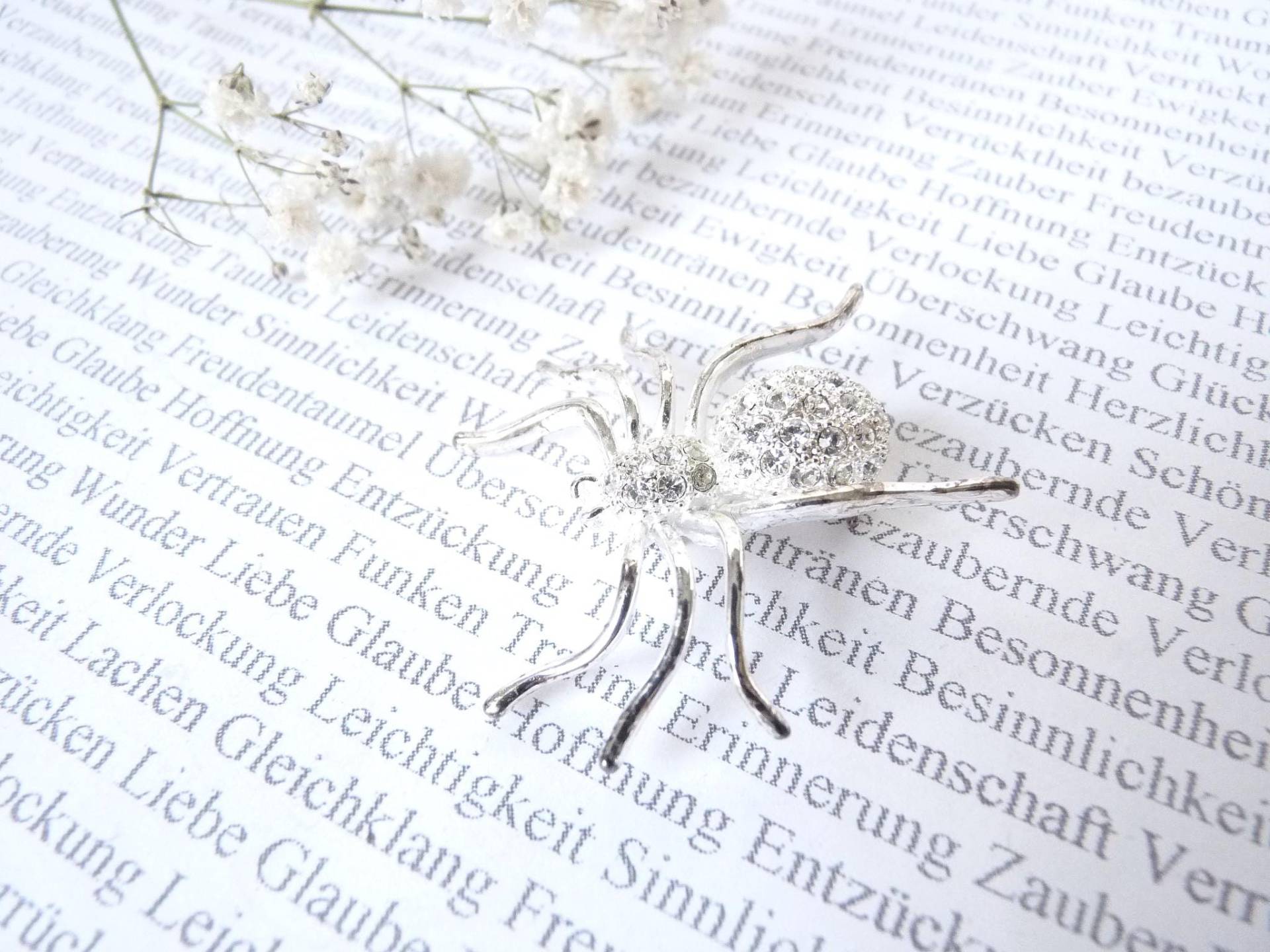 Vintage Spinnenbrosche Strass Hell Silber Ton, Strassbrosche Elegant Strassbesatz Tier Insekten Schwarze Witwe, Tuchbrosche Millennium Mode von SilverLakeHouse