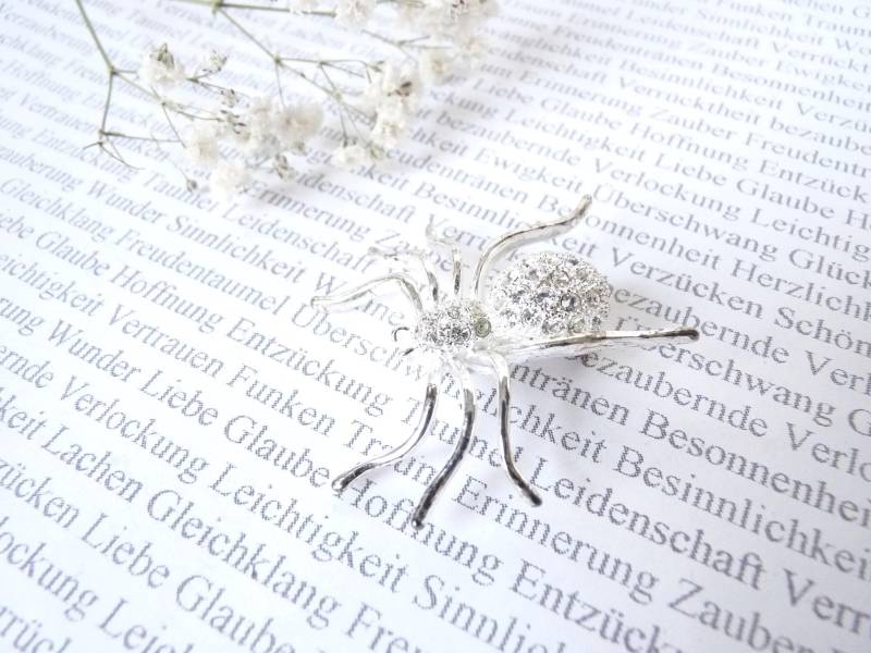 Vintage Spinnenbrosche Strass Hell Silber Ton, Strassbrosche Elegant Strassbesatz Tier Insekten Schwarze Witwe, Tuchbrosche Millennium Mode von SilverLakeHouse
