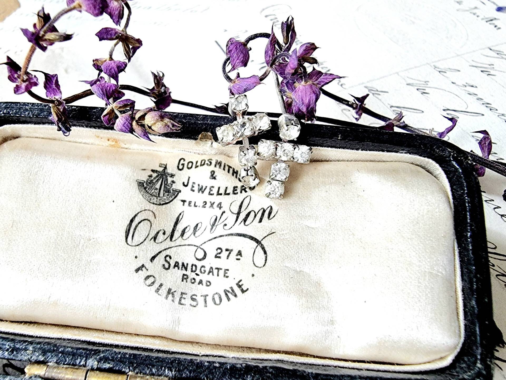 Zierliche Kleine Vintage Strass Ohrstecker Kreuze, Strassohrringe Mini, Filigrane Boho Kreuz Stecker Glas, Gothic Religiös Madonna Ave Maria von SilverLakeHouse