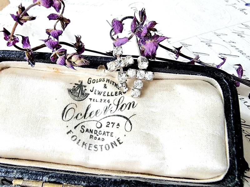 Zierliche Kleine Vintage Strass Ohrstecker Kreuze, Strassohrringe Mini, Filigrane Boho Kreuz Stecker Glas, Gothic Religiös Madonna Ave Maria von SilverLakeHouse