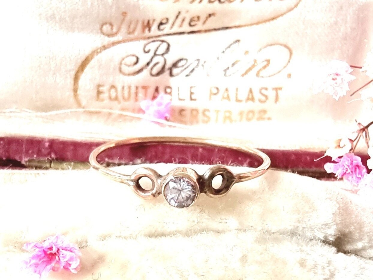 Zierlicher 333 Goldring Zirkonia Flankiert Von 2 Ringen, Verlobungsring Valentinstag, Heiratsantrag, Schlichte Schönheit, Alter Ring Gold 8K von SilverLakeHouse