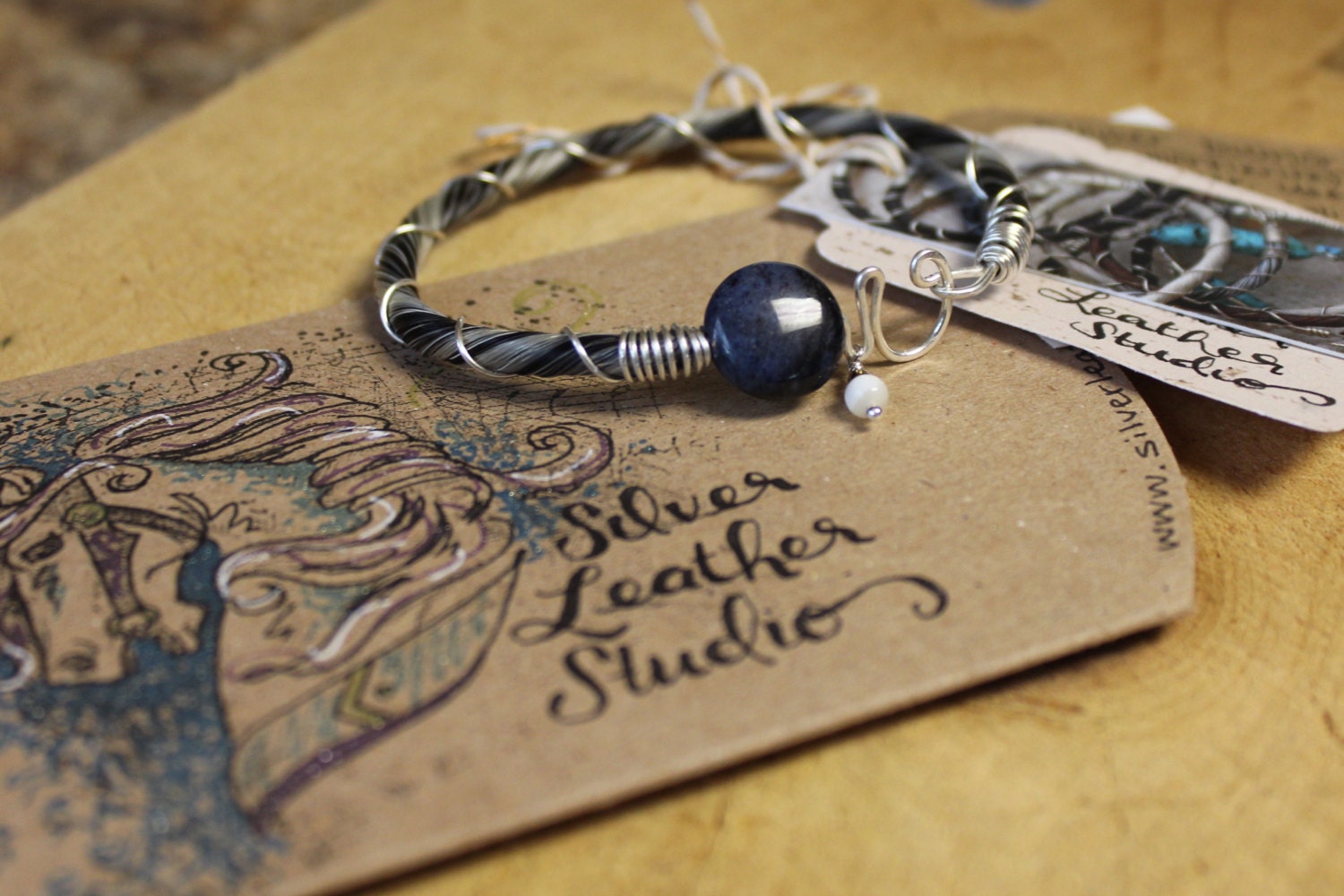 Der Armas Stein, Sterling Silber Draht Umwickelt Pferdehaar Armband Mit Blume Dumortierit Stein Der Armas Stein, Sterling Silber Draht Umwickelt Pferdehaar Armband Mit Blume Dumortierit Stein von SilverLeatherStudio