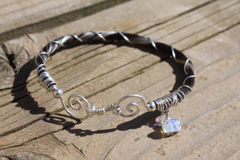 Die Swarovski, Sterling Silber Draht Gewickelt Pferdehaar Armband Mit Edelstein-Anhänger Die Swarovski, Sterling Silber Draht Gewickelt Pferdehaar Armband Mit Edelstein-Anhänger von SilverLeatherStudio