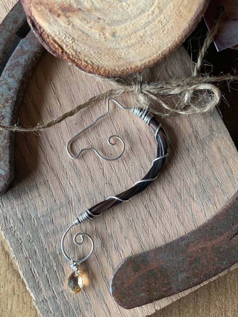 "The Mane Profil" Anhänger Mit Sterling Silber Eingewickelte Pferdehaar Swarovski Kristalltropfen Charm." "The Mane Profil" Anhänger Mit Sterling Silber Eingewickelte Pferdehaar Swarovski Kristalltropfen Charm." von SilverLeatherStudio