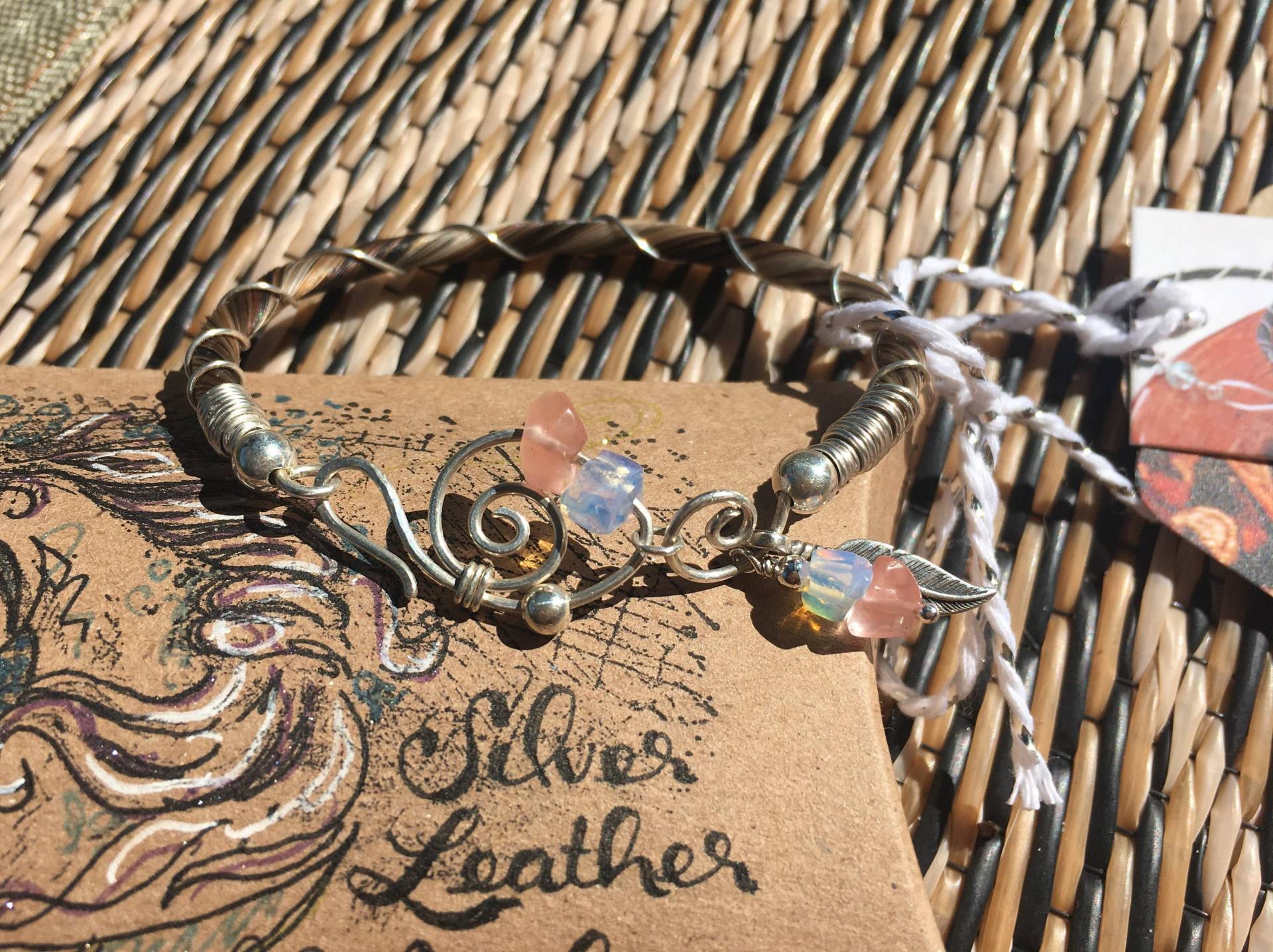 The Native, Sterling Silber Armband Aus Pferdehaar, Mit Rosenquarz Und Feder Anhänger The Native, Sterling Silber Armband Aus Pferdehaar, Mit Rosenquarz Und Feder Anhänger von SilverLeatherStudio