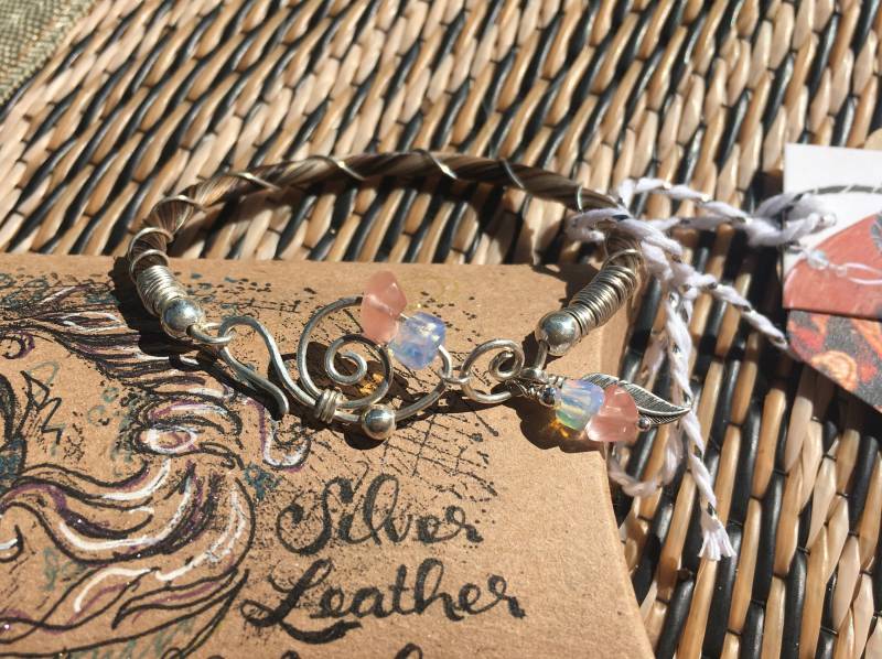The Native, Sterling Silber Armband Aus Pferdehaar, Mit Rosenquarz Und Feder Anhänger von SilverLeatherStudio