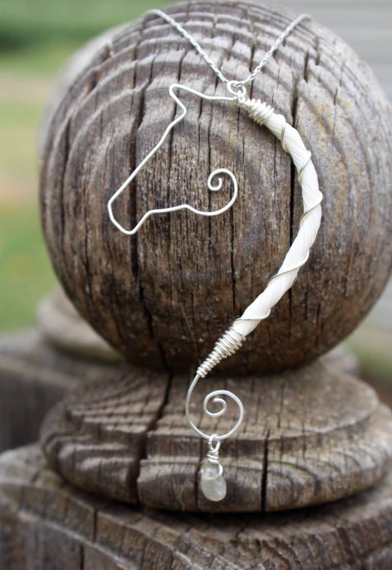sterling Silber Eingewickelter Pferdehaar-Anhänger sterling Silber Eingewickelter Pferdehaar-Anhänger von SilverLeatherStudio