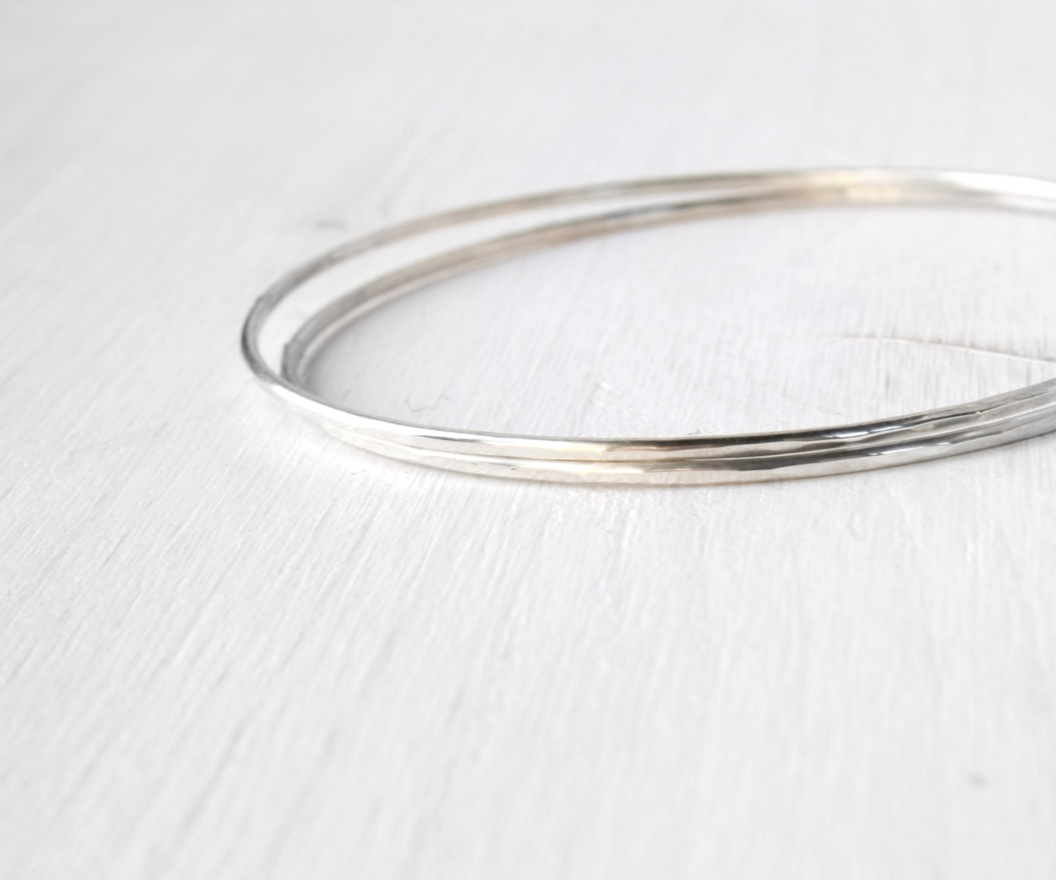 2Er Set Dünne Armreifen in Silber/Gehämmerte Schmale Aus Glänzende 2Er Set Dünne Armreifen in Silber/Gehämmerte Schmale Aus Glänzende von SilverLinesJewelry