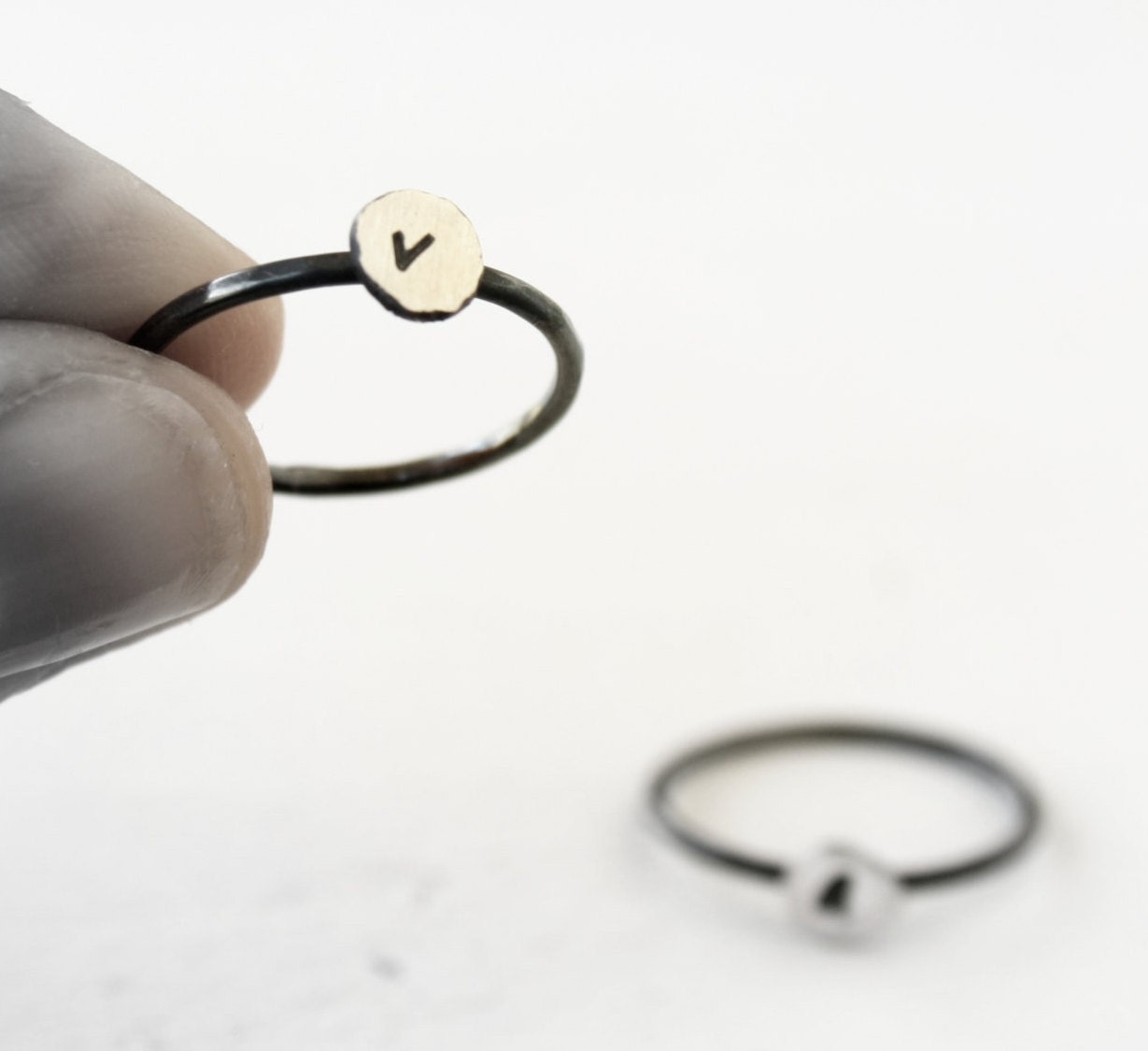 Brief-Ring, Erste Stapelring, Recycling Feinen Silberring, Oxidierte Kleinbuchstaben-Brief-Ring, Sterling Silber Monogramm Ring Brief-Ring, Erste Stapelring, Recycling Feinen Silberring, Oxidierte Kleinbuchstaben-Brief-Ring, Sterling Silber Monogramm Ring von SilverLinesJewelry