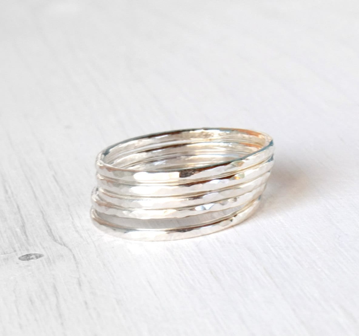 Erhalten 1 Gratis Mit Fünf Stapelbaren Silberringen, Gehämmerten Ringen in Glänzendem Silber, Stapeln Von Einfachen Dünnen Silberbändern Erhalten 1 Gratis Mit Fünf Stapelbaren Silberringen, Gehämmerten Ringen in Glänzendem Silber, Stapeln Von Einfachen Dünnen Silberbändern von SilverLinesJewelry