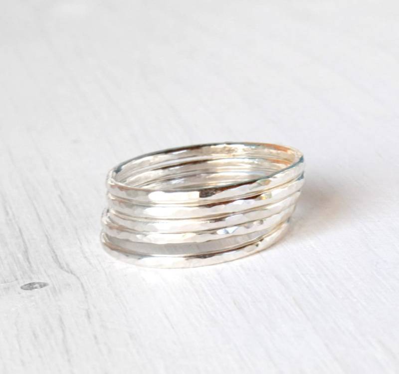 Erhalten 1 Gratis Mit Fünf Stapelbaren Silberringen, Gehämmerten Ringen in Glänzendem Silber, Stapeln Von Einfachen Dünnen Silberbändern von SilverLinesJewelry
