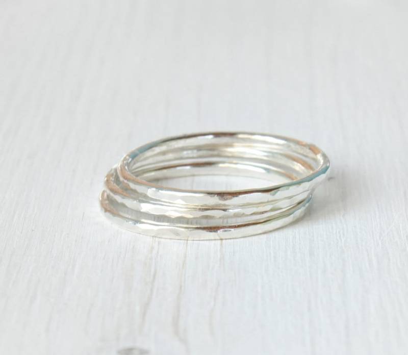 Erhalten 1 Kostenlos Mit Dreiern Silber Stapelringe/Gehämmerte Dünne in Glänzendem Schlichte Aus Moderne Handarbeit Erhalten 1 Kostenlos Mit Dreiern Silber Stapelringe/Gehämmerte Dünne in Glänzendem Schlichte Aus Moderne Handarbeit von SilverLinesJewelry
