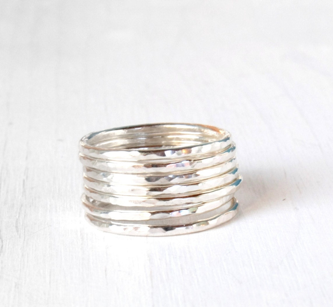 Erhalten 1 Kostenlos Mit Sieben Stapelbaren Silberringen/Gehämmerte Stapelringe in Glänzendem Silber Einfache Silberne Modern Handgefertigt Erhalten 1 Kostenlos Mit Sieben Stapelbaren Silberringen/Gehämmerte Stapelringe in Glänzendem Silber Einfache Silberne Modern Handgefertigt von SilverLinesJewelry