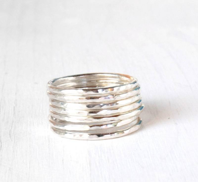 Erhalten 1 Kostenlos Mit Sieben Stapelbaren Silberringen/Gehämmerte Stapelringe in Glänzendem Silber Einfache Silberne Modern Handgefertigt Erhalten 1 Kostenlos Mit Sieben Stapelbaren Silberringen/Gehämmerte Stapelringe in Glänzendem Silber Einfache Silberne Modern Handgefertigt von SilverLinesJewelry