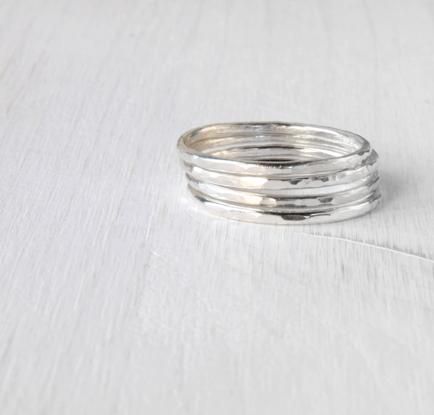 Erhalten Sie 1 Gratis Mit Vier Stapelringe/Gehämmerte in Glänzendem Silber Einfache Silberne Moderne Handarbeit Erhalten Sie 1 Gratis Mit Vier Stapelringe/Gehämmerte in Glänzendem Silber Einfache Silberne Moderne Handarbeit von SilverLinesJewelry