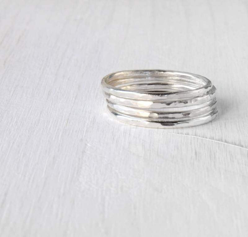 Erhalten Sie 1 Gratis Mit Vier Stapelringe/Gehämmerte in Glänzendem Silber Einfache Silberne Moderne Handarbeit Erhalten Sie 1 Gratis Mit Vier Stapelringe/Gehämmerte in Glänzendem Silber Einfache Silberne Moderne Handarbeit von SilverLinesJewelry