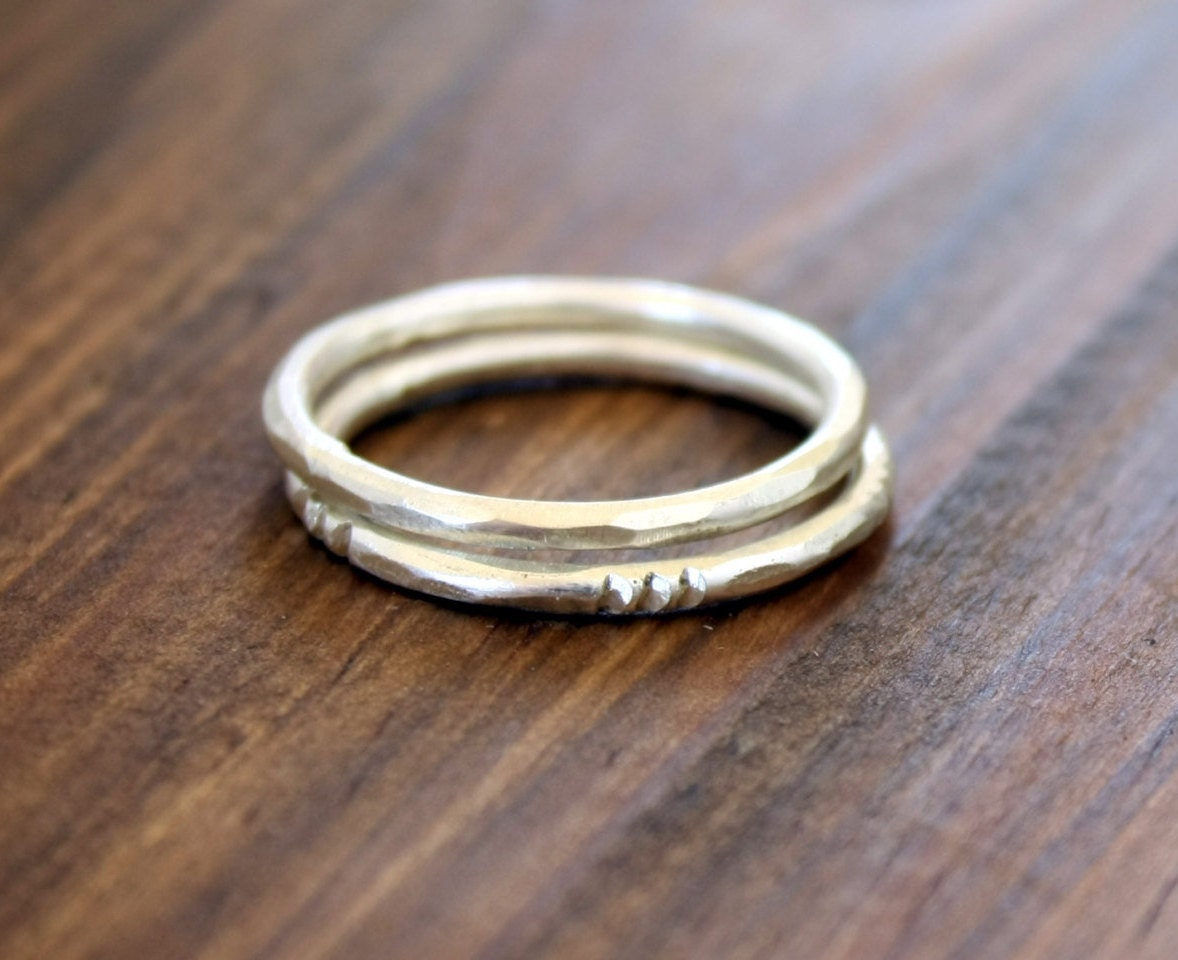 Facett Ringe, Stapelringe Zwei, Strukturierte Stapelringe, Matte Silberringe, Pyramidendesign Und Facetten Silber Modern Handmade Facett Ringe, Stapelringe Zwei, Strukturierte Stapelringe, Matte Silberringe, Pyramidendesign Und Facetten Silber Modern Handmade von SilverLinesJewelry