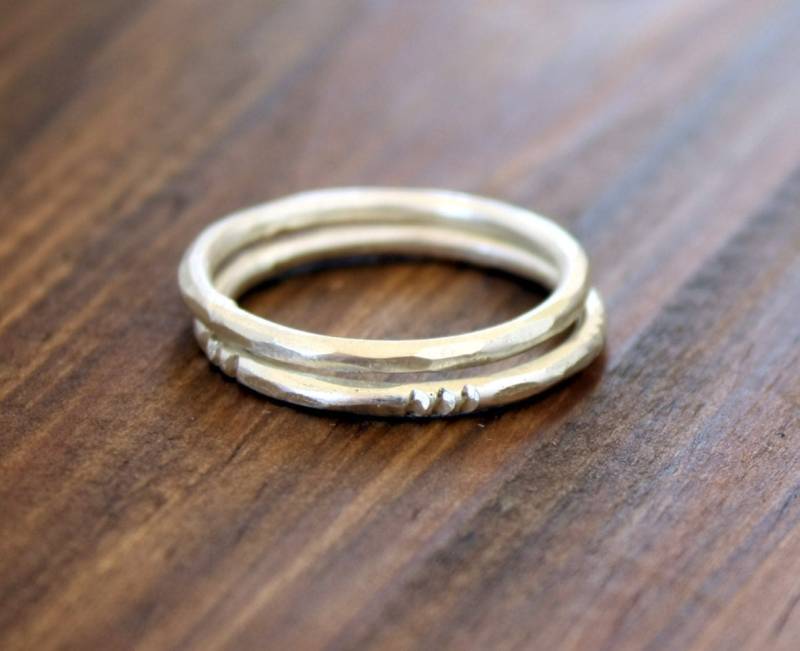 Facett Ringe, Stapelringe Zwei, Strukturierte Stapelringe, Matte Silberringe, Pyramidendesign Und Facetten Silber Modern Handmade Facett Ringe, Stapelringe Zwei, Strukturierte Stapelringe, Matte Silberringe, Pyramidendesign Und Facetten Silber Modern Handmade von SilverLinesJewelry