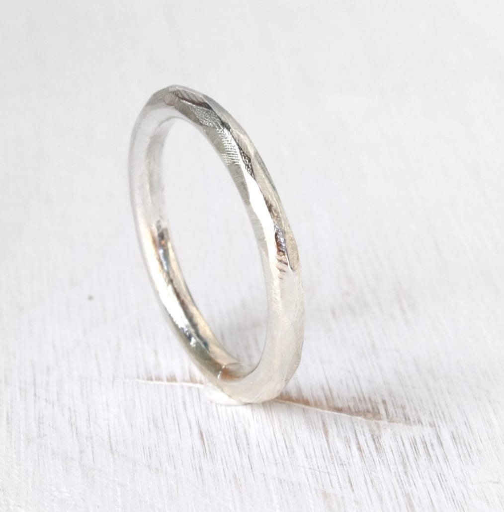 Facettierender Silberring, Strukturierter Ring, Dicker Stapelring Mit Facetten, Unisex Facettierte Ringe in Silber Facettierender Silberring, Strukturierter Ring, Dicker Stapelring Mit Facetten, Unisex Facettierte Ringe in Silber von SilverLinesJewelry