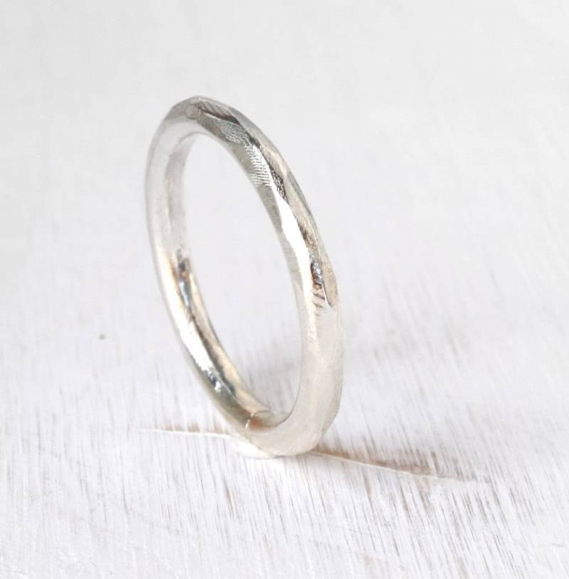 Facettierender Silberring, Strukturierter Ring, Dicker Stapelring Mit Facetten, Unisex Facettierte Ringe in Silber von SilverLinesJewelry