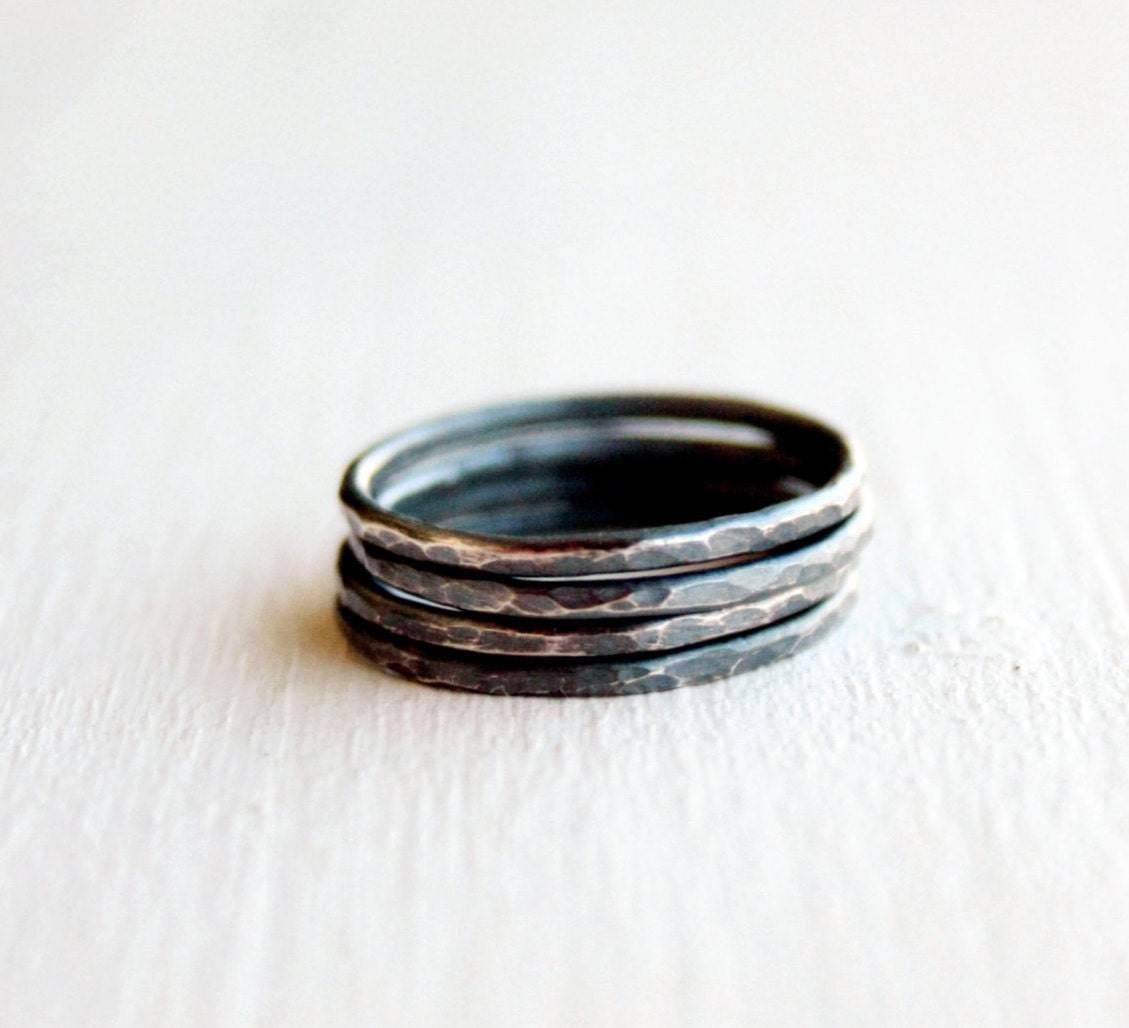 Get 1 Free Mit Vier Stapeln Silber Ringe, Schwarz Gehämmert Ringe Onxidized Silber, Dünn Get 1 Free Mit Vier Stapeln Silber Ringe, Schwarz Gehämmert Ringe Onxidized Silber, Dünn von SilverLinesJewelry