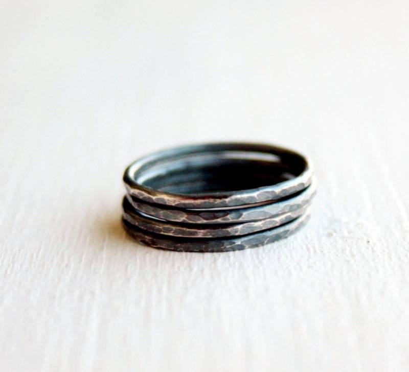 Get 1 Free Mit Vier Stapeln Silber Ringe, Schwarz Gehämmert Ringe Onxidized Silber, Dünn von SilverLinesJewelry