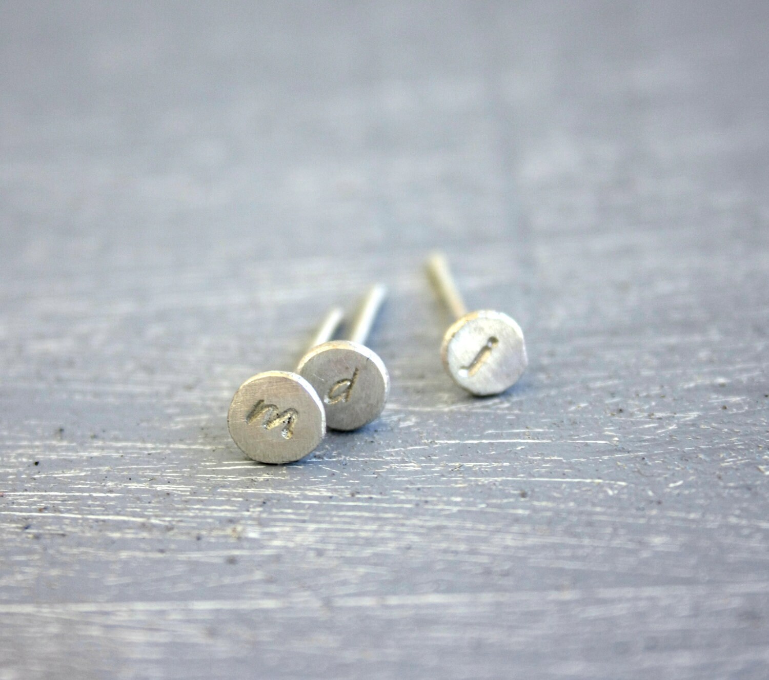 Initiale Ohrstecker in Recycling-Feinsilber Kleinbuchstaben/Erste Kleine Silber Minimal Handmade Initiale Ohrstecker in Recycling-Feinsilber Kleinbuchstaben/Erste Kleine Silber Minimal Handmade von SilverLinesJewelry