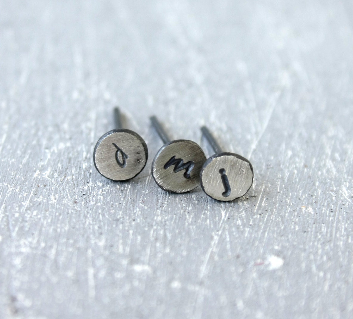 Initialohrringe, Kleine Buchstabenohrringe, Oxidierte Monogrammohrringe, Silberohrringe, Minimal Handmade Initialohrringe, Kleine Buchstabenohrringe, Oxidierte Monogrammohrringe, Silberohrringe, Minimal Handmade von SilverLinesJewelry
