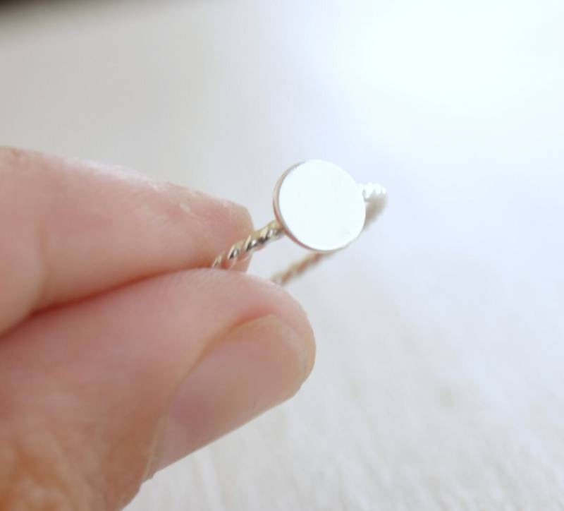 Punkt Dot Silber Ring, Verdrehte Drahtring, Stapelring, Einfache Silber-Ring, Everyday Schmuck von SilverLinesJewelry