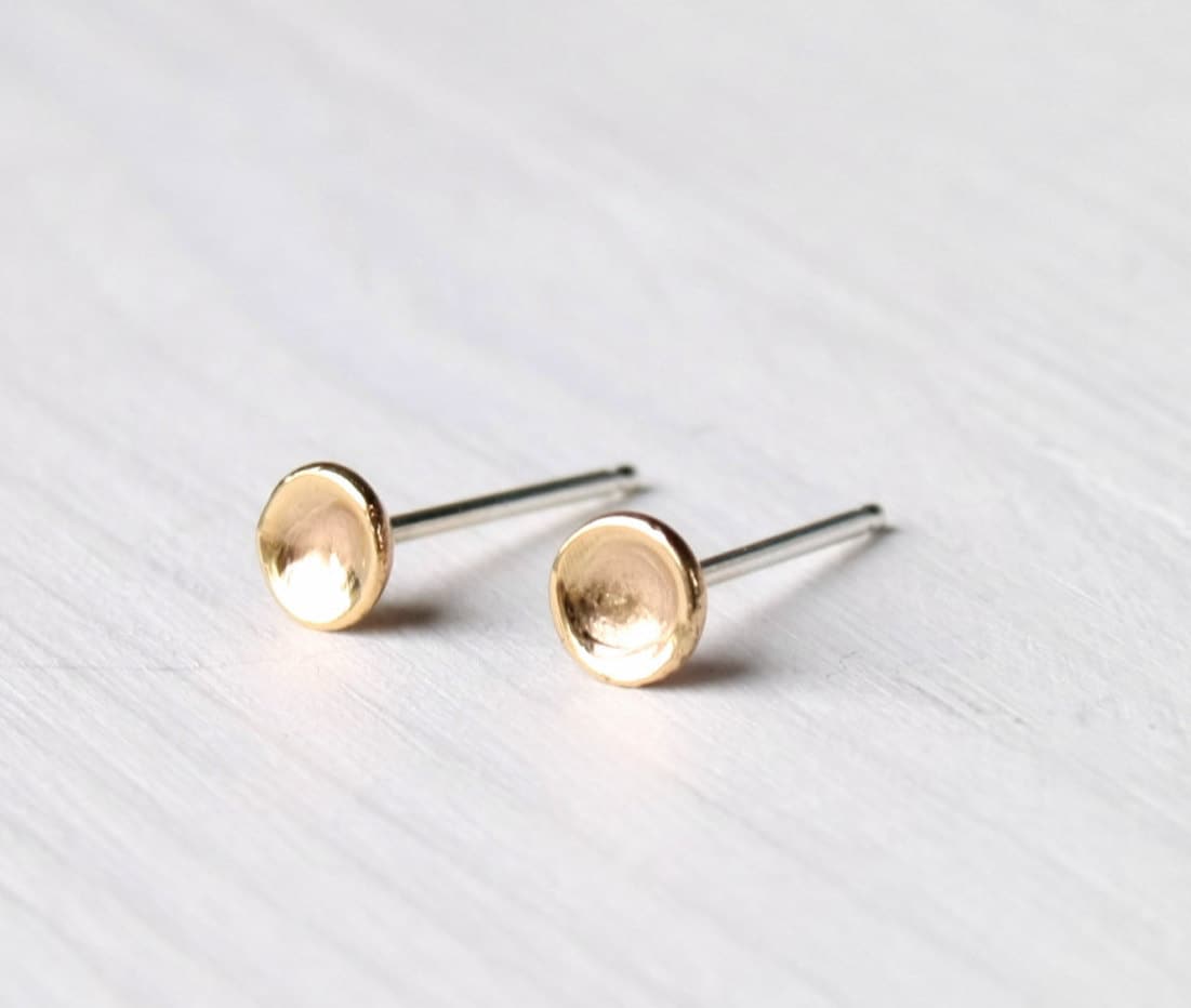Punkten Gold Kiesel Ohrstecker, Rund, Gold-Gelb, Einfache Ohrringe, Recycling-Gold Ohrringe Punkten Gold Kiesel Ohrstecker, Rund, Gold-Gelb, Einfache Ohrringe, Recycling-Gold Ohrringe von SilverLinesJewelry