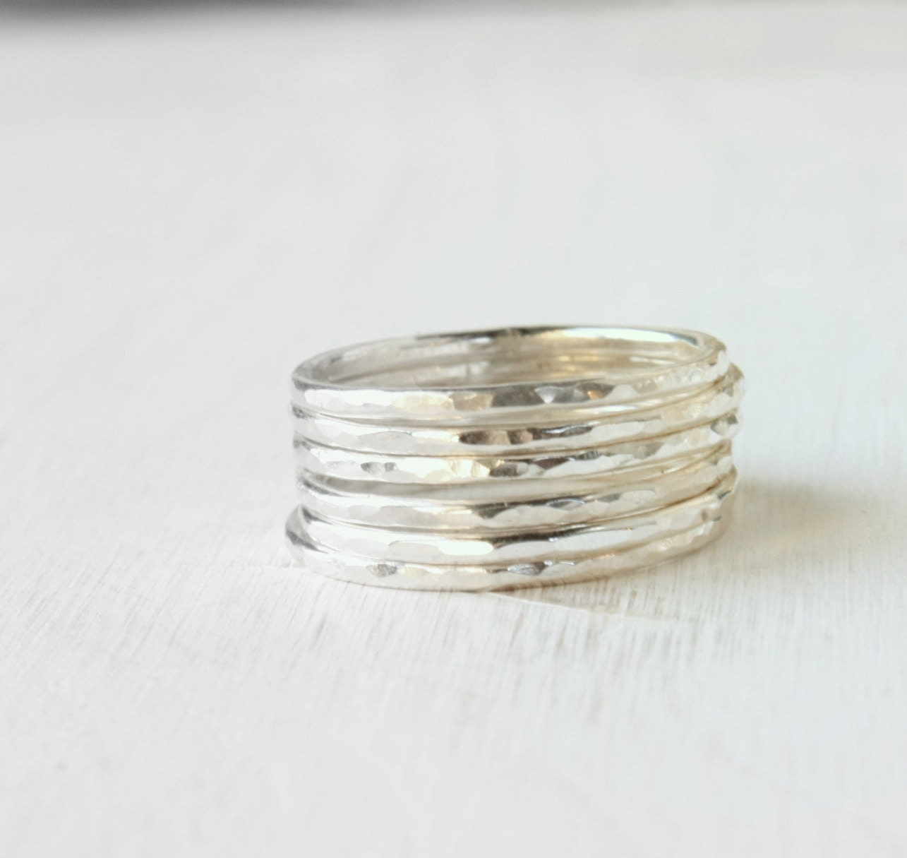 Sechs Stapelringe/Gehämmerte Ringe in Glänzendem Silber, Dünne Bandringe, Einfache, Stapelbare Ringe, Moderne Handarbeit Sechs Stapelringe/Gehämmerte Ringe in Glänzendem Silber, Dünne Bandringe, Einfache, Stapelbare Ringe, Moderne Handarbeit von SilverLinesJewelry
